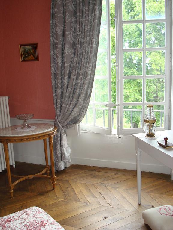 Chateau De Bourrassol Bed and Breakfast Menetrol Eksteriør billede