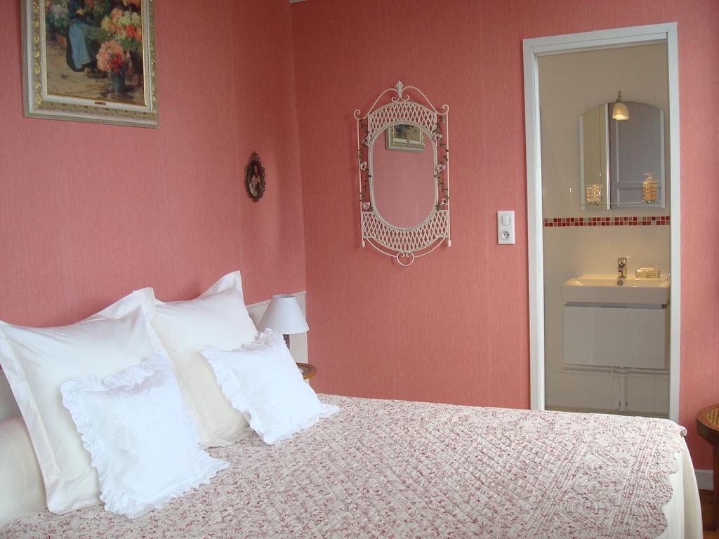 Chateau De Bourrassol Bed and Breakfast Menetrol Værelse billede